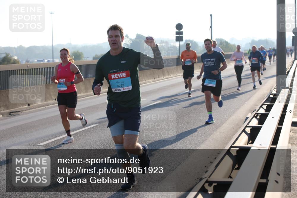 03.10.2025 - Köhlbrandbrückenlauf Lena Gebhardt http://msf.ph/oto/9051923 03.10.2025 09:15:01 Position 1 3249, 3763, 2024 meine-sportfotos.de