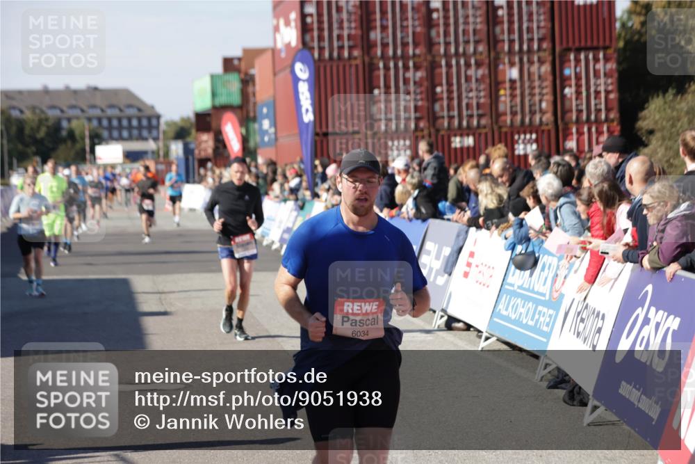 03.10.2025 - Köhlbrandbrückenlauf Jannik Wohlers http://msf.ph/oto/9051938 03.10.2025 13:08:49 Ziel 4213, 4340, 4544, 6034, 6232, 6233 meine-sportfotos.de