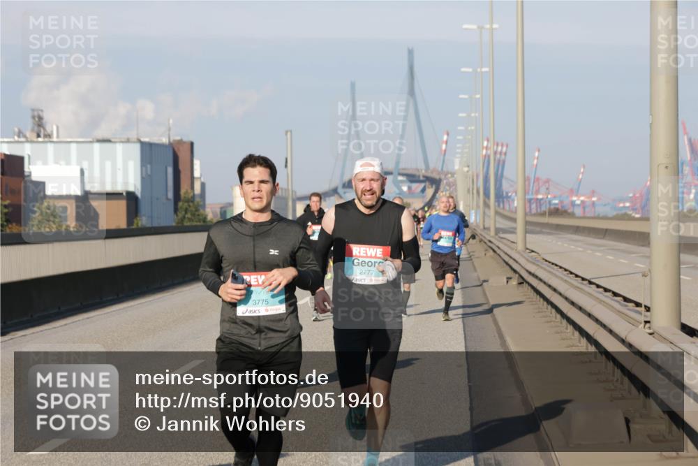 03.10.2025 - Köhlbrandbrückenlauf Jannik Wohlers http://msf.ph/oto/9051940 03.10.2025 09:46:36 Position 3 3775, 2777 meine-sportfotos.de