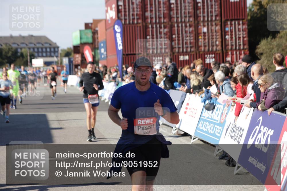 03.10.2025 - Köhlbrandbrückenlauf Jannik Wohlers http://msf.ph/oto/9051952 03.10.2025 13:08:49 Ziel 4213, 4340, 4544, 6034, 6232, 6233 meine-sportfotos.de