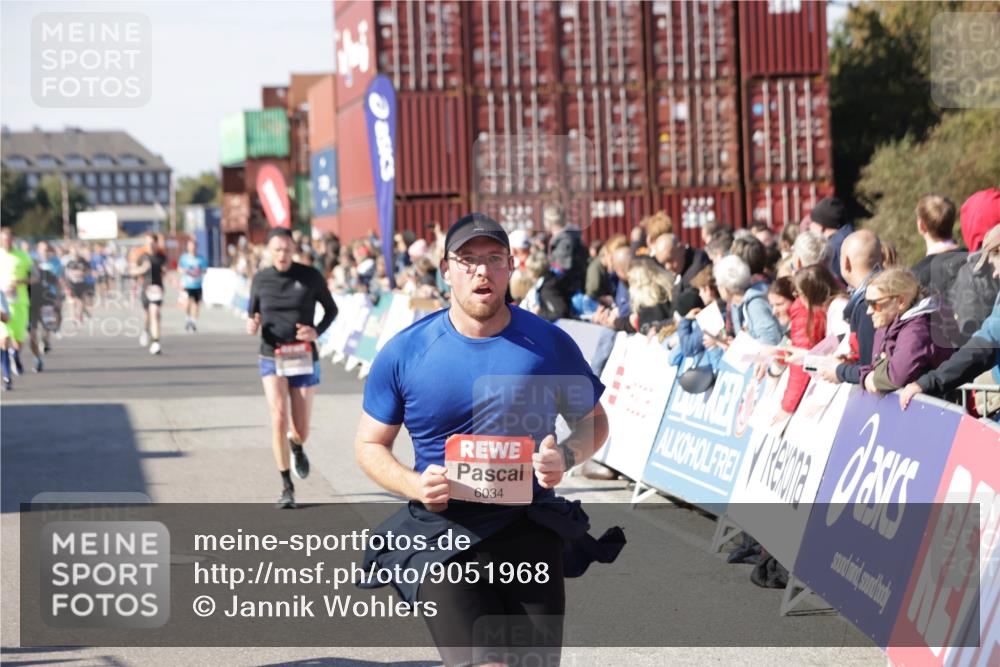 03.10.2025 - Köhlbrandbrückenlauf Jannik Wohlers http://msf.ph/oto/9051968 03.10.2025 13:08:49 Ziel 4213, 4340, 4544, 6034, 6232, 6233 meine-sportfotos.de