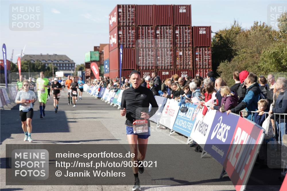 03.10.2025 - Köhlbrandbrückenlauf Jannik Wohlers http://msf.ph/oto/9052021 03.10.2025 13:08:52 Ziel 4138, 4213, 4340, 4544, 5705, 5842, 6034, 6232, 6233 meine-sportfotos.de