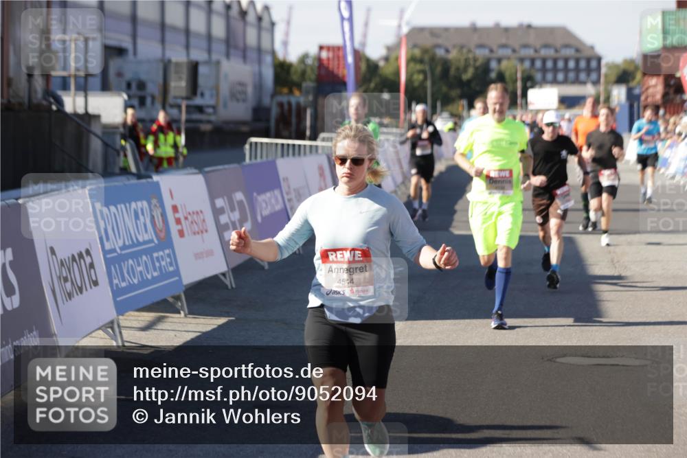 03.10.2025 - Köhlbrandbrückenlauf Jannik Wohlers http://msf.ph/oto/9052094 03.10.2025 13:08:54 Ziel 4138, 4213, 4340, 4403, 4505, 4544, 5705, 5842, 6034, 6233, 6372 meine-sportfotos.de
