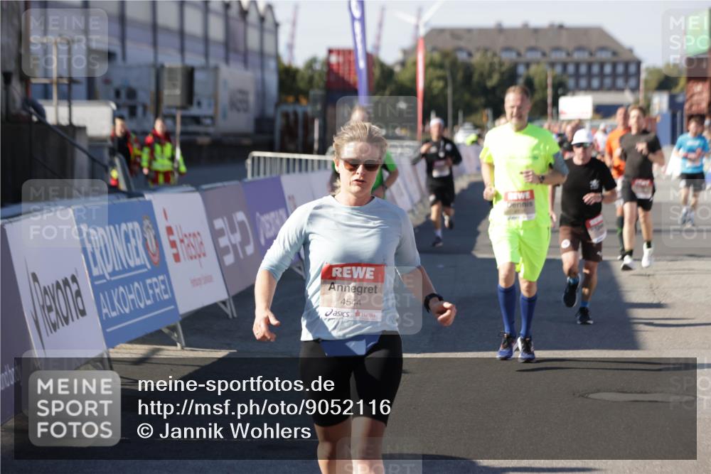 03.10.2025 - Köhlbrandbrückenlauf Jannik Wohlers http://msf.ph/oto/9052116 03.10.2025 13:08:54 Ziel 4138, 4213, 4340, 4403, 4505, 4544, 5705, 5842, 6034, 6233, 6372 meine-sportfotos.de