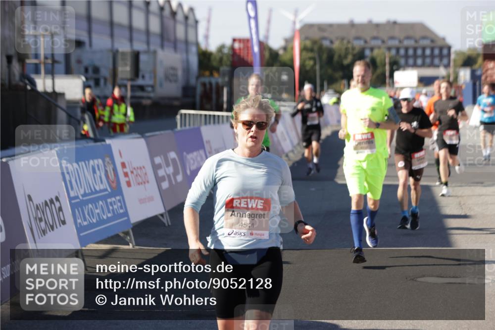 03.10.2025 - Köhlbrandbrückenlauf Jannik Wohlers http://msf.ph/oto/9052128 03.10.2025 13:08:54 Ziel 4138, 4213, 4340, 4403, 4505, 4544, 5705, 5842, 6034, 6233, 6372 meine-sportfotos.de