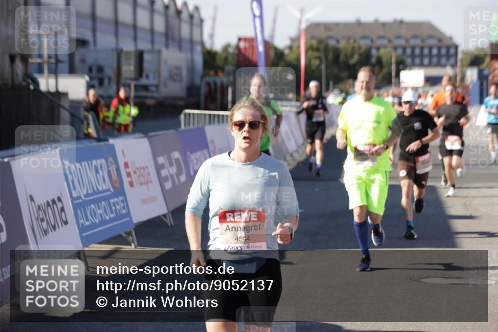 03.10.2025 - Köhlbrandbrückenlauf Jannik Wohlers http://msf.ph/oto/9052137 03.10.2025 13:08:54 Ziel 4138, 4213, 4340, 4403, 4505, 4544, 5705, 5842, 6034, 6233, 6372 meine-sportfotos.de