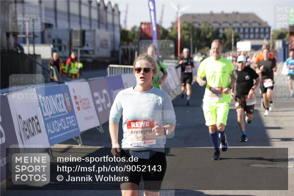 03.10.2025 - Köhlbrandbrückenlauf Jannik Wohlers http://msf.ph/oto/9052143 03.10.2025 13:08:54 Ziel 4138, 4213, 4340, 4403, 4505, 4544, 5705, 5842, 6034, 6233, 6372 meine-sportfotos.de
