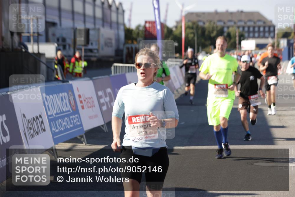 03.10.2025 - Köhlbrandbrückenlauf Jannik Wohlers http://msf.ph/oto/9052146 03.10.2025 13:08:54 Ziel 4138, 4213, 4340, 4403, 4505, 4544, 5705, 5842, 6034, 6233, 6372 meine-sportfotos.de
