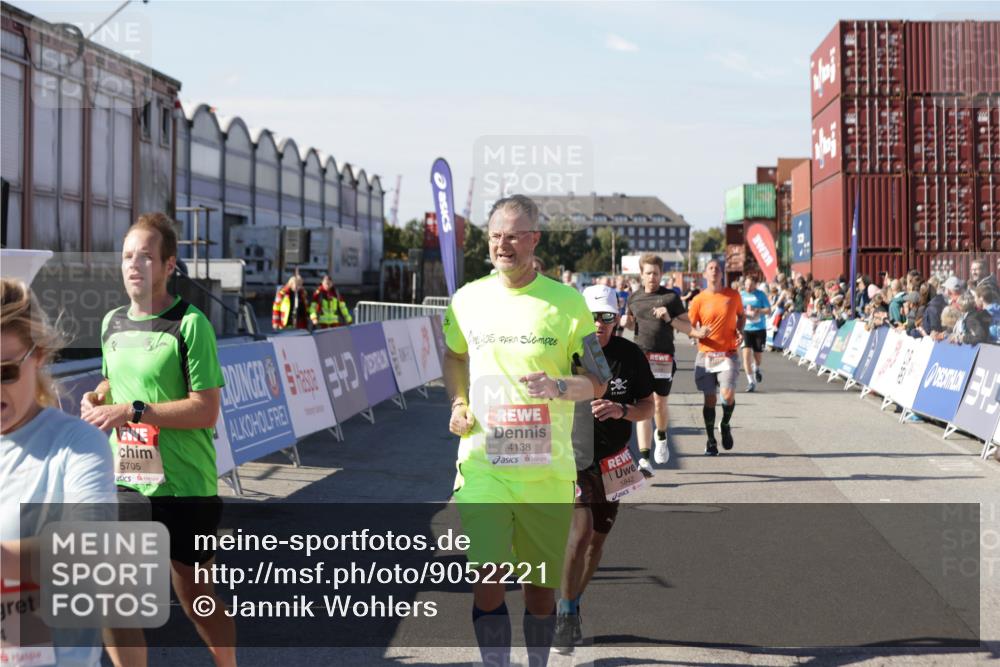 03.10.2025 - Köhlbrandbrückenlauf Jannik Wohlers http://msf.ph/oto/9052221 03.10.2025 13:08:57 Ziel 4057, 4138, 4340, 4346, 4381, 4403, 4505, 4544, 5705, 5842, 6034, 6233, 6372 meine-sportfotos.de