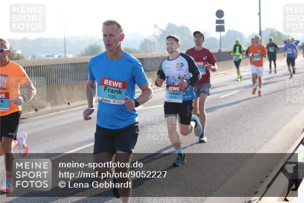 03.10.2025 - Köhlbrandbrückenlauf Lena Gebhardt http://msf.ph/oto/9052227 03.10.2025 09:15:09 Position 1 3, 1030, 2879 meine-sportfotos.de