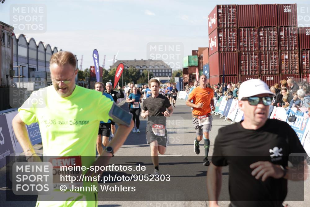 03.10.2025 - Köhlbrandbrückenlauf Jannik Wohlers http://msf.ph/oto/9052303 03.10.2025 13:08:59 Ziel 4057, 4138, 4197, 4340, 4346, 4381, 4403, 4505, 4544, 5705, 5842, 6233, 6372 meine-sportfotos.de