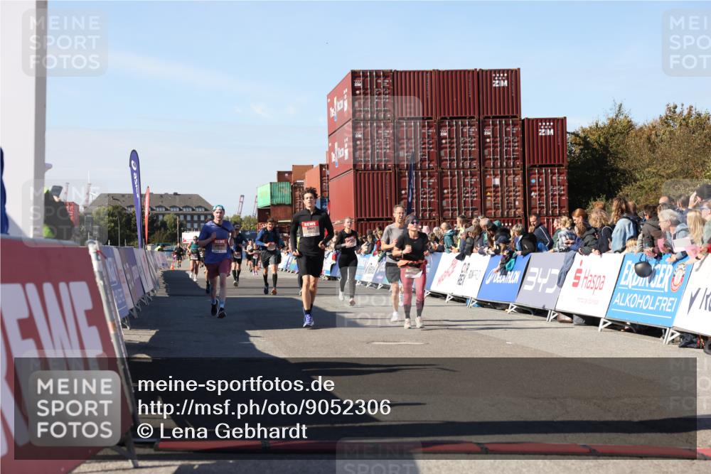 03.10.2025 - Köhlbrandbrückenlauf Lena Gebhardt http://msf.ph/oto/9052306 03.10.2025 13:06:21 Ziel 4124, 4550, 4659, 4738, 5563, 5641, 5970, 6193, 6222, 6224, 6323, 6356, 6850 meine-sportfotos.de