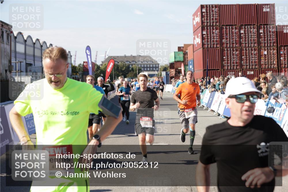 03.10.2025 - Köhlbrandbrückenlauf Jannik Wohlers http://msf.ph/oto/9052312 03.10.2025 13:08:59 Ziel 4057, 4138, 4197, 4340, 4346, 4381, 4403, 4505, 4544, 5705, 5842, 6233, 6372 meine-sportfotos.de