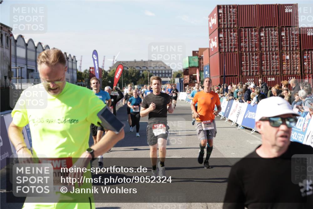 03.10.2025 - Köhlbrandbrückenlauf Jannik Wohlers http://msf.ph/oto/9052324 03.10.2025 13:08:59 Ziel 4057, 4138, 4197, 4340, 4346, 4381, 4403, 4505, 4544, 5705, 5842, 6233, 6372 meine-sportfotos.de