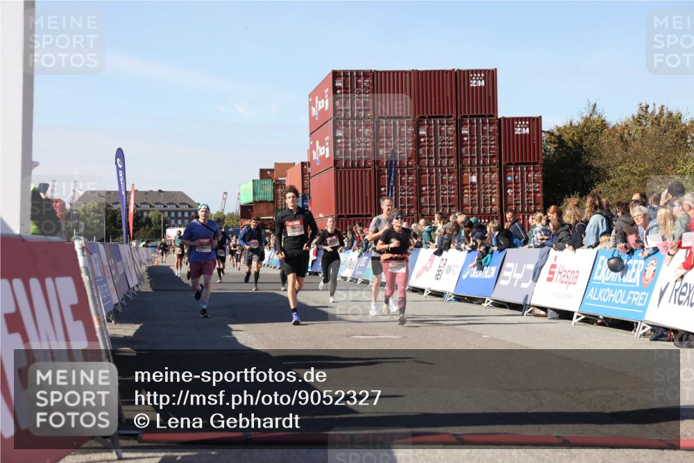 03.10.2025 - Köhlbrandbrückenlauf Lena Gebhardt http://msf.ph/oto/9052327 03.10.2025 13:06:21 Ziel 4124, 4550, 4659, 4738, 5563, 5641, 5970, 6193, 6222, 6224, 6323, 6356, 6850 meine-sportfotos.de