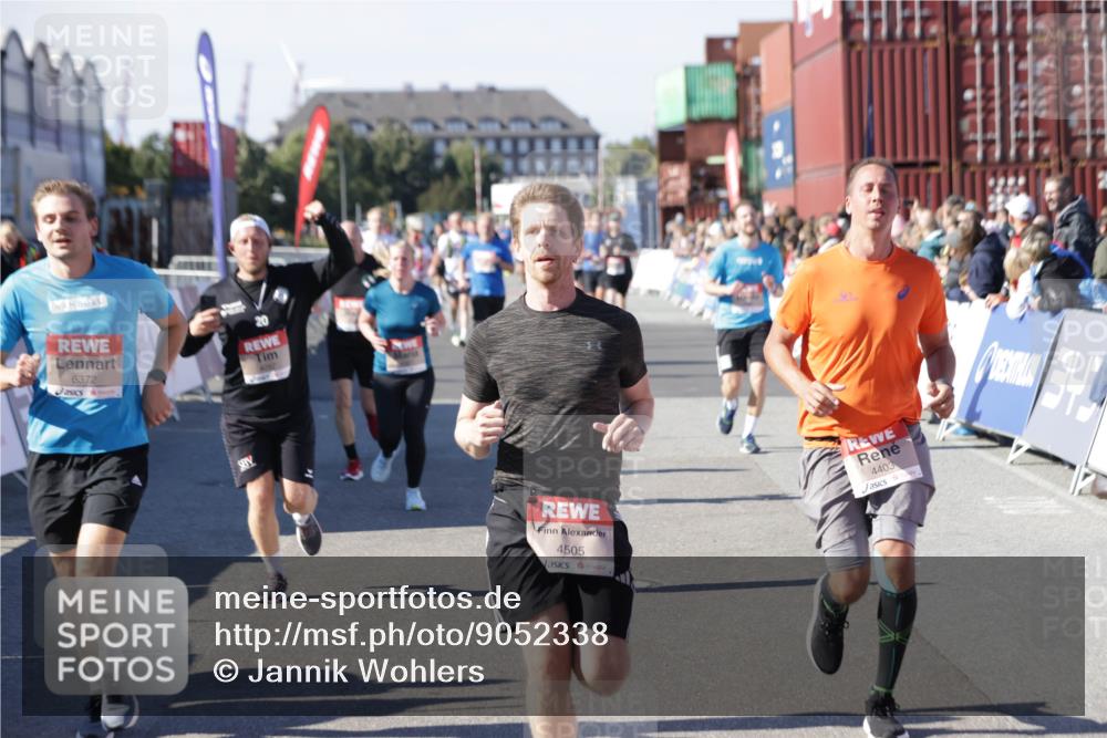 03.10.2025 - Köhlbrandbrückenlauf Jannik Wohlers http://msf.ph/oto/9052338 03.10.2025 13:08:59 Ziel 4057, 4138, 4197, 4340, 4346, 4381, 4403, 4505, 4544, 5705, 5842, 6233, 6372 meine-sportfotos.de