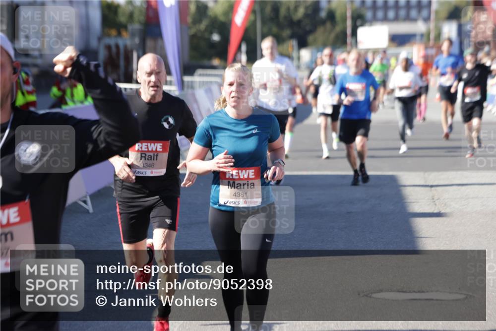 03.10.2025 - Köhlbrandbrückenlauf Jannik Wohlers http://msf.ph/oto/9052398 03.10.2025 13:09:02 Ziel 4057, 4138, 4197, 4346, 4381, 4403, 4505, 4544, 5705, 5842, 5953, 6233, 6372, 6630 meine-sportfotos.de