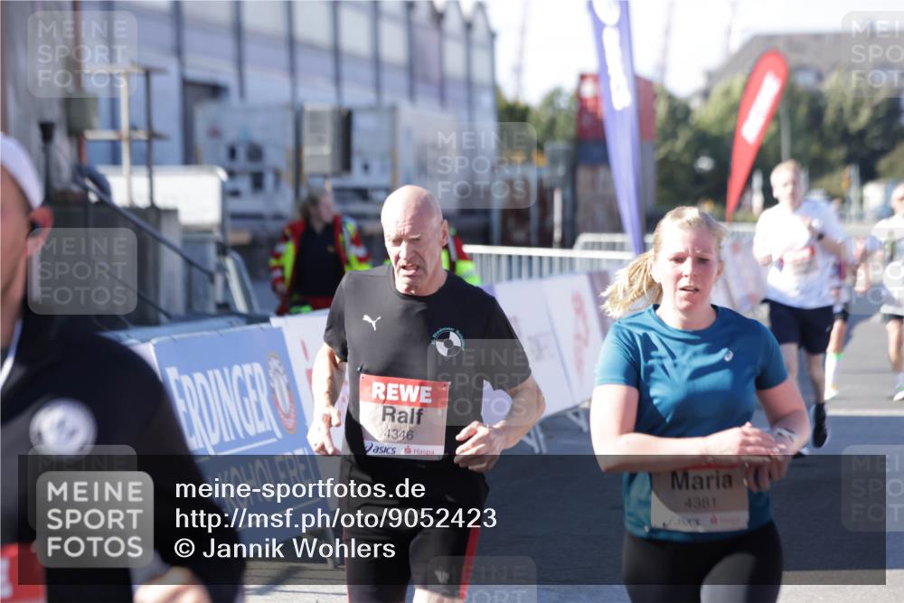 03.10.2025 - Köhlbrandbrückenlauf Jannik Wohlers http://msf.ph/oto/9052423 03.10.2025 13:09:03 Ziel 4057, 4138, 4197, 4346, 4351, 4381, 4403, 4505, 4544, 5242, 5705, 5842, 5953, 6372, 6630, 6814, 6816 meine-sportfotos.de