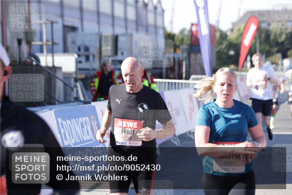 03.10.2025 - Köhlbrandbrückenlauf Jannik Wohlers http://msf.ph/oto/9052430 03.10.2025 13:09:03 Ziel 4057, 4138, 4197, 4346, 4351, 4381, 4403, 4505, 4544, 5242, 5705, 5842, 5953, 6372, 6630, 6814, 6816 meine-sportfotos.de
