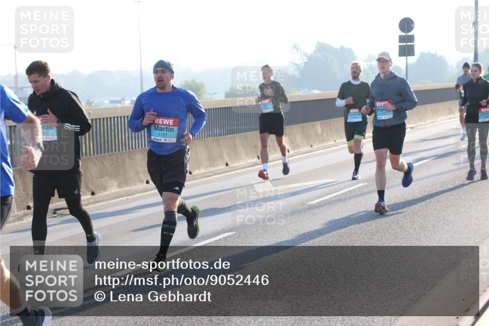 03.10.2025 - Köhlbrandbrückenlauf Lena Gebhardt http://msf.ph/oto/9052446 03.10.2025 09:15:17 Position 1 122, 1157, 1150 meine-sportfotos.de