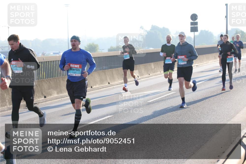 03.10.2025 - Köhlbrandbrückenlauf Lena Gebhardt http://msf.ph/oto/9052451 03.10.2025 09:15:17 Position 1 1122, 1157, 1150 meine-sportfotos.de