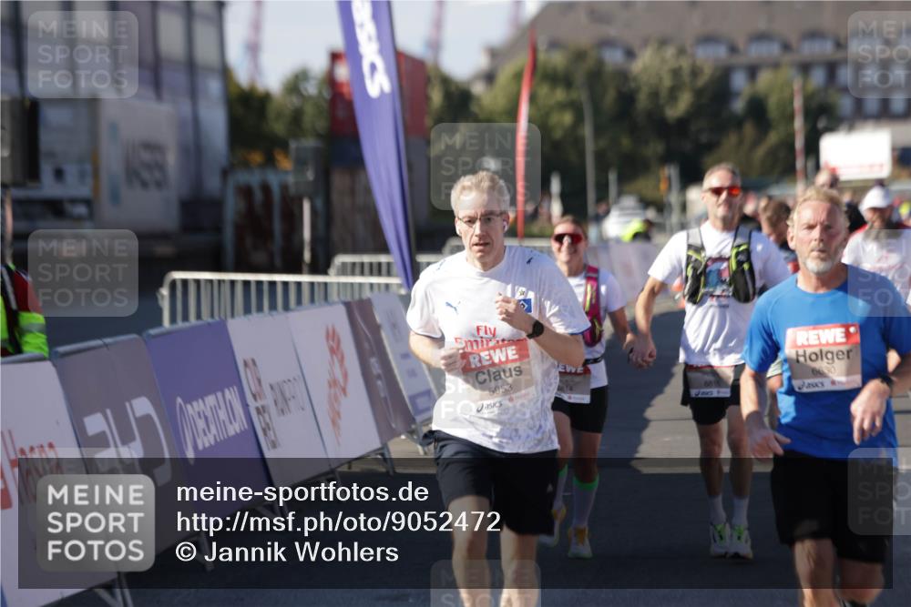 03.10.2025 - Köhlbrandbrückenlauf Jannik Wohlers http://msf.ph/oto/9052472 03.10.2025 13:09:06 Ziel 4057, 4138, 4197, 4346, 4351, 4381, 4403, 4486, 4505, 4901, 5242, 5705, 5842, 5953, 6372, 6562, 6630, 6814, 6816 meine-sportfotos.de