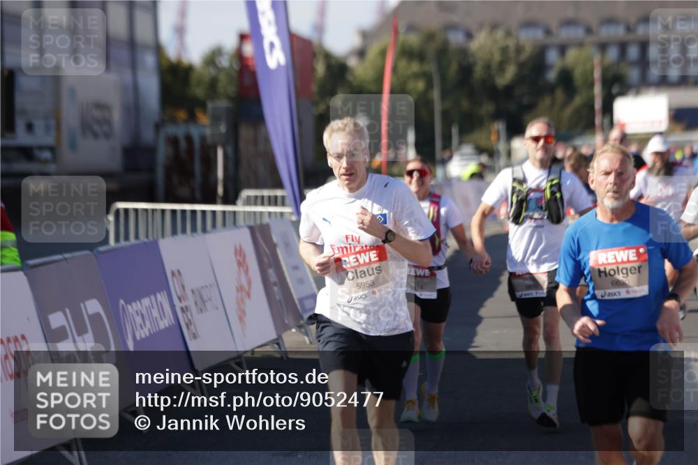 03.10.2025 - Köhlbrandbrückenlauf Jannik Wohlers http://msf.ph/oto/9052477 03.10.2025 13:09:06 Ziel 4057, 4138, 4197, 4346, 4351, 4381, 4403, 4486, 4505, 4901, 5242, 5705, 5842, 5953, 6372, 6562, 6630, 6814, 6816 meine-sportfotos.de