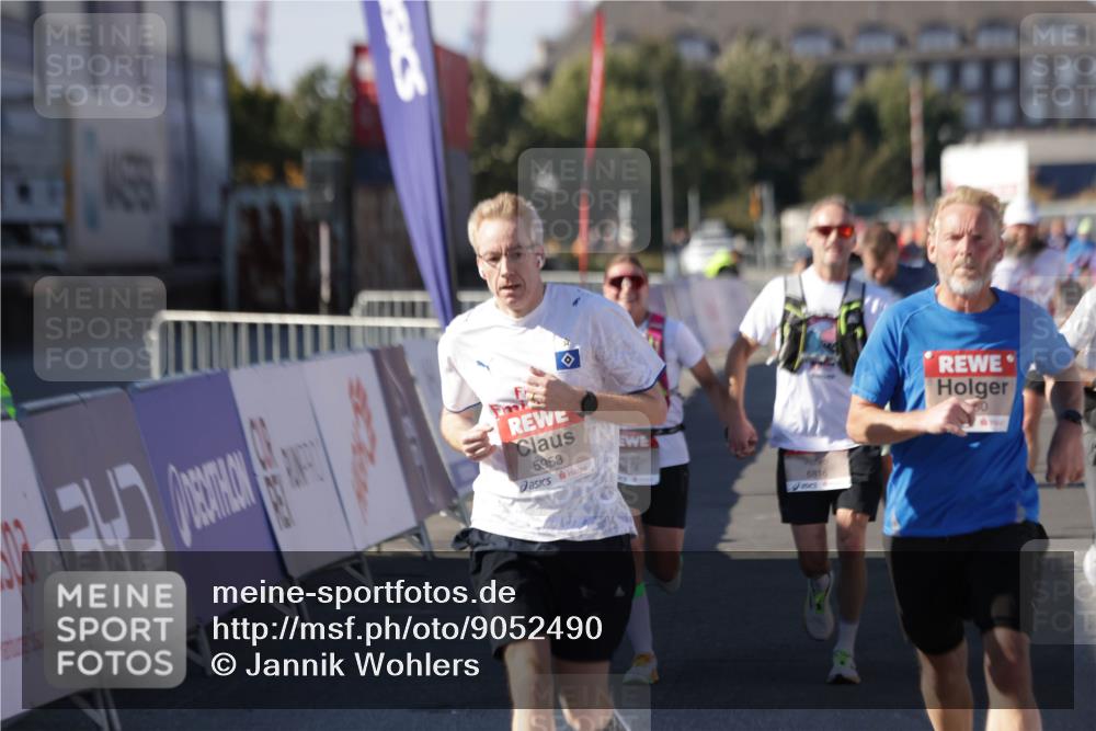 03.10.2025 - Köhlbrandbrückenlauf Jannik Wohlers http://msf.ph/oto/9052490 03.10.2025 13:09:06 Ziel 4057, 4138, 4197, 4346, 4351, 4381, 4403, 4486, 4505, 4901, 5242, 5705, 5842, 5953, 6372, 6562, 6630, 6814, 6816 meine-sportfotos.de