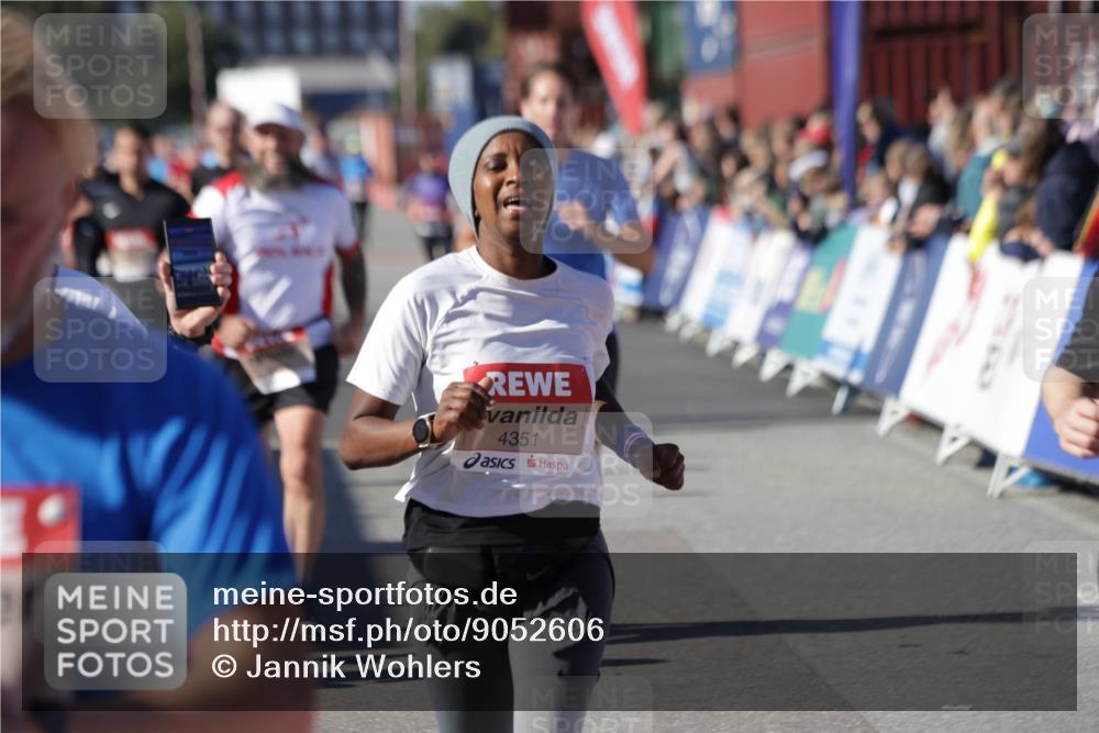 03.10.2025 - Köhlbrandbrückenlauf Jannik Wohlers http://msf.ph/oto/9052606 03.10.2025 13:09:09 Ziel 4057, 4197, 4346, 4351, 4377, 4381, 4403, 4486, 4505, 4901, 5242, 5740, 5953, 6372, 6562, 6630, 6814, 6816 meine-sportfotos.de