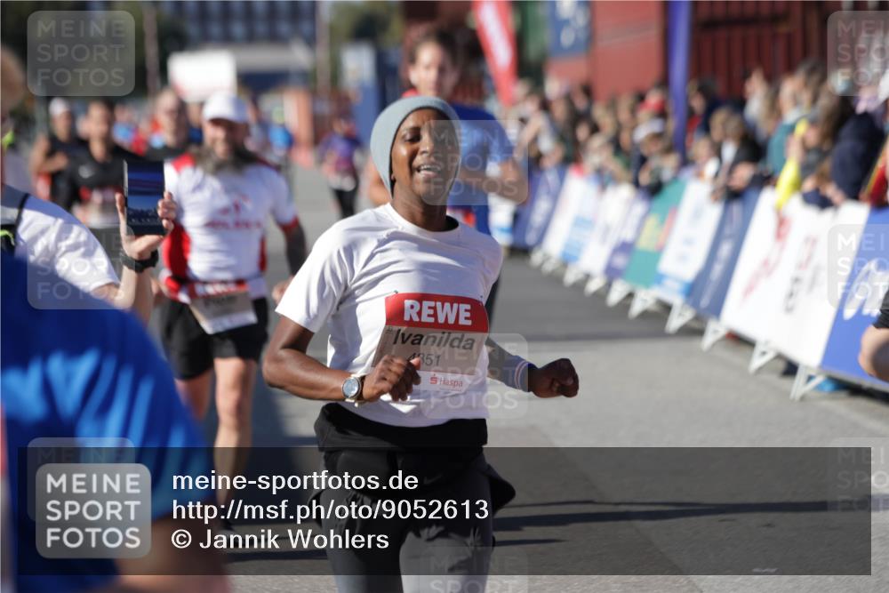 03.10.2025 - Köhlbrandbrückenlauf Jannik Wohlers http://msf.ph/oto/9052613 03.10.2025 13:09:09 Ziel 4057, 4197, 4346, 4351, 4377, 4381, 4403, 4486, 4505, 4901, 5242, 5740, 5953, 6372, 6562, 6630, 6814, 6816 meine-sportfotos.de