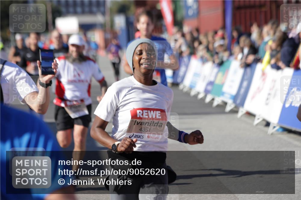 03.10.2025 - Köhlbrandbrückenlauf Jannik Wohlers http://msf.ph/oto/9052620 03.10.2025 13:09:09 Ziel 4057, 4197, 4346, 4351, 4377, 4381, 4403, 4486, 4505, 4901, 5242, 5740, 5953, 6372, 6562, 6630, 6814, 6816 meine-sportfotos.de