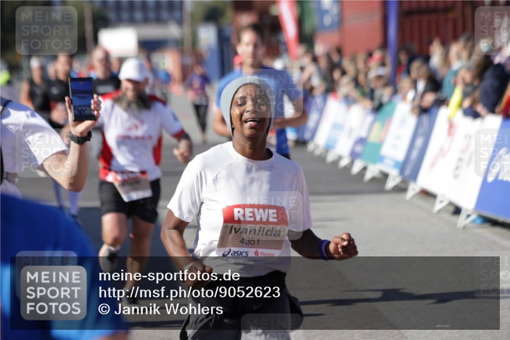 03.10.2025 - Köhlbrandbrückenlauf Jannik Wohlers http://msf.ph/oto/9052623 03.10.2025 13:09:09 Ziel 4057, 4197, 4346, 4351, 4377, 4381, 4403, 4486, 4505, 4901, 5242, 5740, 5953, 6372, 6562, 6630, 6814, 6816 meine-sportfotos.de