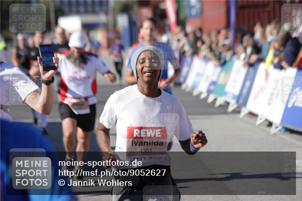 03.10.2025 - Köhlbrandbrückenlauf Jannik Wohlers http://msf.ph/oto/9052627 03.10.2025 13:09:09 Ziel 4057, 4197, 4346, 4351, 4377, 4381, 4403, 4486, 4505, 4901, 5242, 5740, 5953, 6372, 6562, 6630, 6814, 6816 meine-sportfotos.de