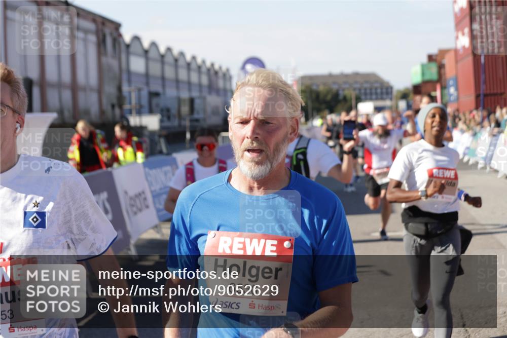 03.10.2025 - Köhlbrandbrückenlauf Jannik Wohlers http://msf.ph/oto/9052629 03.10.2025 13:09:10 Ziel 4057, 4197, 4334, 4346, 4351, 4377, 4381, 4403, 4486, 4901, 5242, 5740, 5953, 6037, 6372, 6562, 6630, 6814, 6816 meine-sportfotos.de