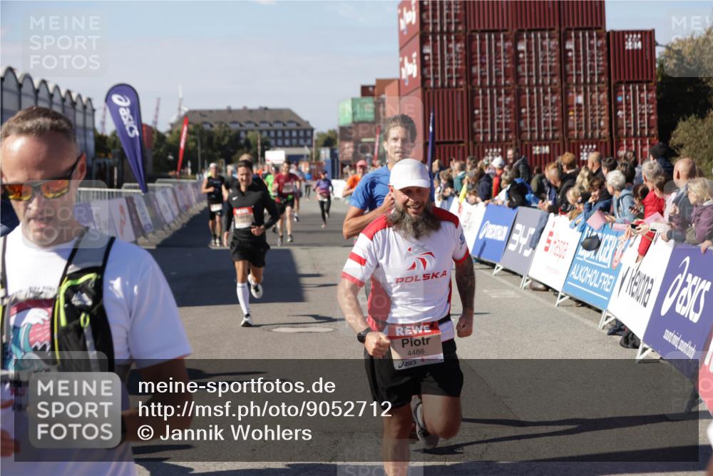 03.10.2025 - Köhlbrandbrückenlauf Jannik Wohlers http://msf.ph/oto/9052712 03.10.2025 13:09:12 Ziel 4197, 4334, 4346, 4351, 4377, 4381, 4486, 4901, 5242, 5740, 5953, 6037, 6562, 6630, 6814, 6816 meine-sportfotos.de