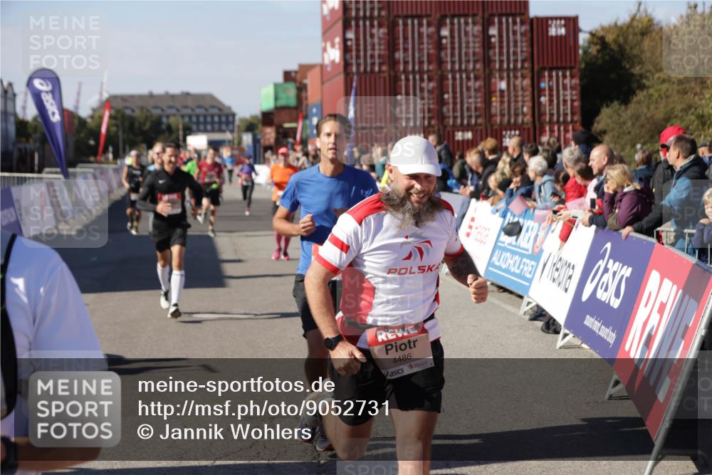 03.10.2025 - Köhlbrandbrückenlauf Jannik Wohlers http://msf.ph/oto/9052731 03.10.2025 13:09:12 Ziel 4197, 4334, 4346, 4351, 4377, 4381, 4486, 4901, 5242, 5740, 5953, 6037, 6562, 6630, 6814, 6816 meine-sportfotos.de