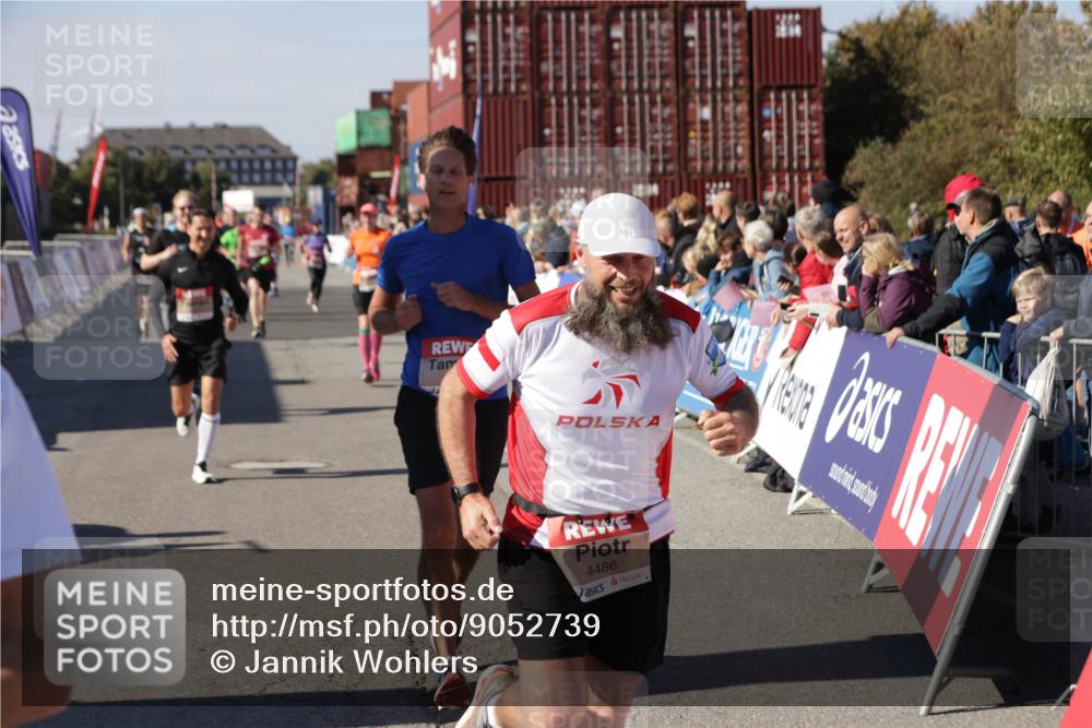 03.10.2025 - Köhlbrandbrückenlauf Jannik Wohlers http://msf.ph/oto/9052739 03.10.2025 13:09:12 Ziel 4197, 4334, 4346, 4351, 4377, 4381, 4486, 4901, 5242, 5740, 5953, 6037, 6562, 6630, 6814, 6816 meine-sportfotos.de