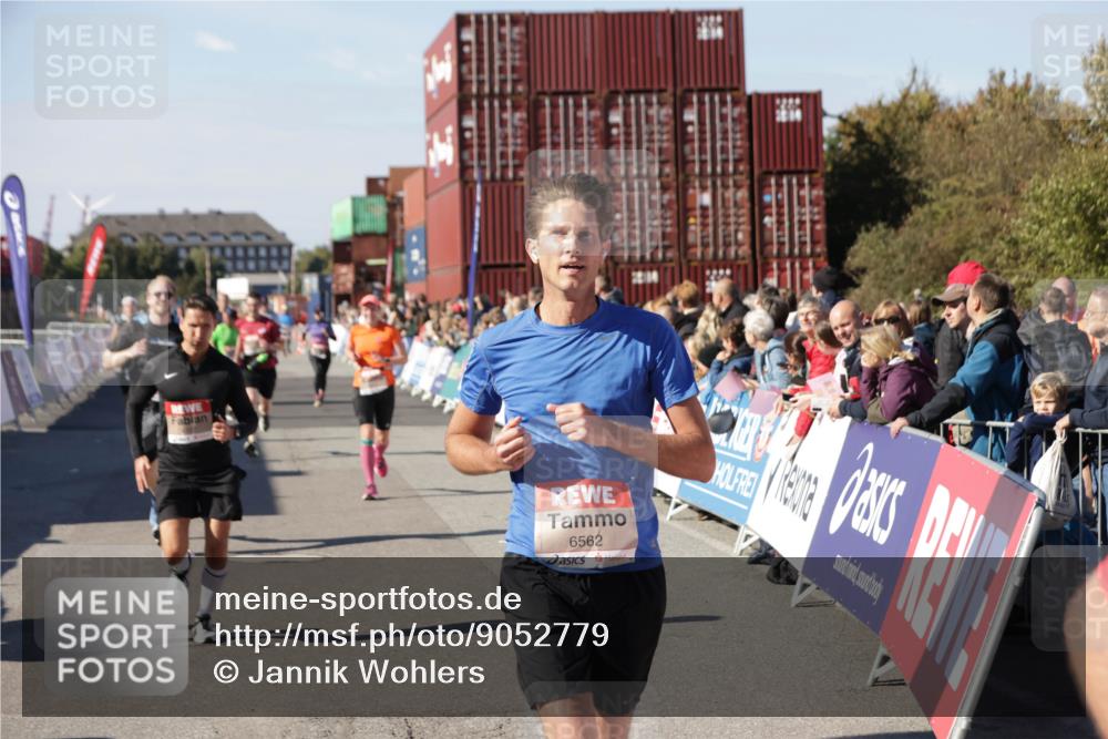 03.10.2025 - Köhlbrandbrückenlauf Jannik Wohlers http://msf.ph/oto/9052779 03.10.2025 13:09:13 Ziel 4197, 4334, 4346, 4351, 4377, 4486, 4901, 5242, 5740, 5953, 6037, 6062, 6349, 6562, 6630, 6814, 6816 meine-sportfotos.de