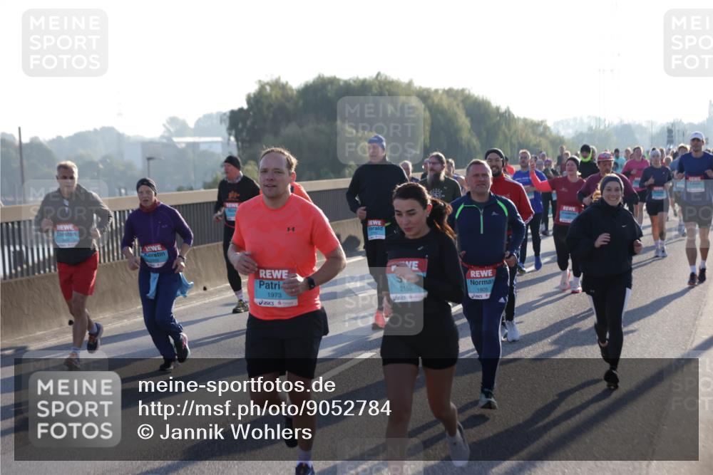 03.10.2025 - Köhlbrandbrückenlauf Jannik Wohlers http://msf.ph/oto/9052784 03.10.2025 09:19:39 Position 3 1973, 2155, 1805 meine-sportfotos.de