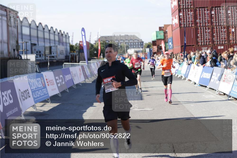 03.10.2025 - Köhlbrandbrückenlauf Jannik Wohlers http://msf.ph/oto/9052822 03.10.2025 13:09:14 Ziel 4197, 4334, 4351, 4377, 4486, 4681, 4901, 5242, 5740, 5953, 6037, 6062, 6349, 6562, 6630, 6814, 6816 meine-sportfotos.de