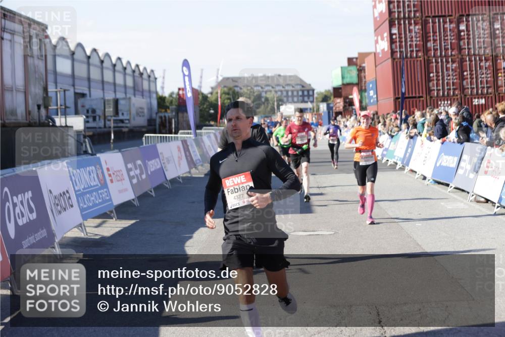 03.10.2025 - Köhlbrandbrückenlauf Jannik Wohlers http://msf.ph/oto/9052828 03.10.2025 13:09:14 Ziel 4197, 4334, 4351, 4377, 4486, 4681, 4901, 5242, 5740, 5953, 6037, 6062, 6349, 6562, 6630, 6814, 6816 meine-sportfotos.de