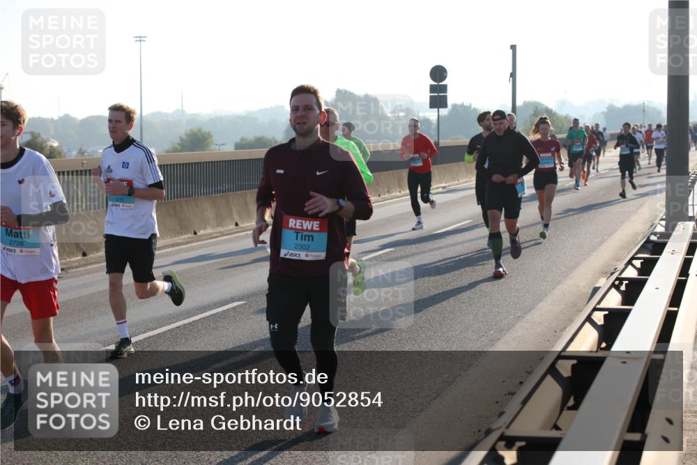 03.10.2025 - Köhlbrandbrückenlauf Lena Gebhardt http://msf.ph/oto/9052854 03.10.2025 09:15:32 Position 1 2728, 3155, 2302 meine-sportfotos.de