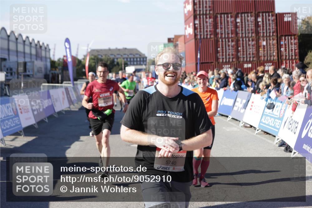 03.10.2025 - Köhlbrandbrückenlauf Jannik Wohlers http://msf.ph/oto/9052910 03.10.2025 13:09:16 Ziel 4334, 4351, 4377, 4486, 4681, 4901, 5061, 5242, 5740, 5953, 6037, 6062, 6349, 6562, 6630, 6661, 6743, 6814, 6816 meine-sportfotos.de