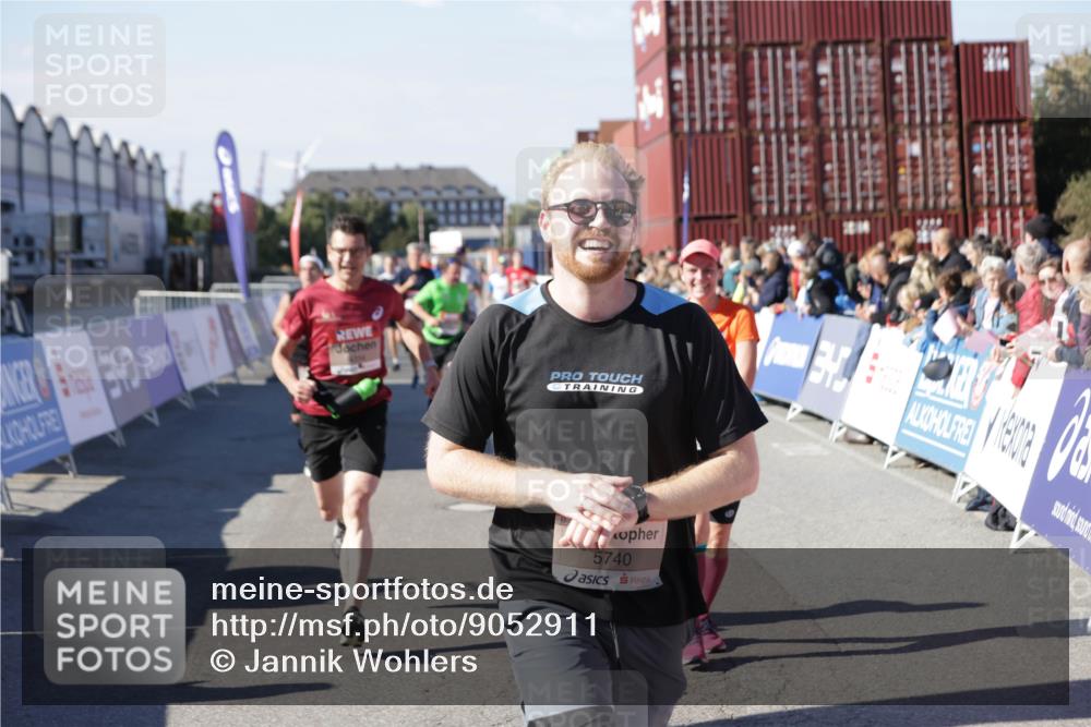 03.10.2025 - Köhlbrandbrückenlauf Jannik Wohlers http://msf.ph/oto/9052911 03.10.2025 13:09:16 Ziel 4334, 4351, 4377, 4486, 4681, 4901, 5061, 5242, 5740, 5953, 6037, 6062, 6349, 6562, 6630, 6661, 6743, 6814, 6816 meine-sportfotos.de