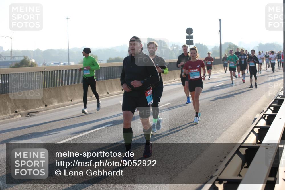 03.10.2025 - Köhlbrandbrückenlauf Lena Gebhardt http://msf.ph/oto/9052922 03.10.2025 09:15:34 Position 1  meine-sportfotos.de