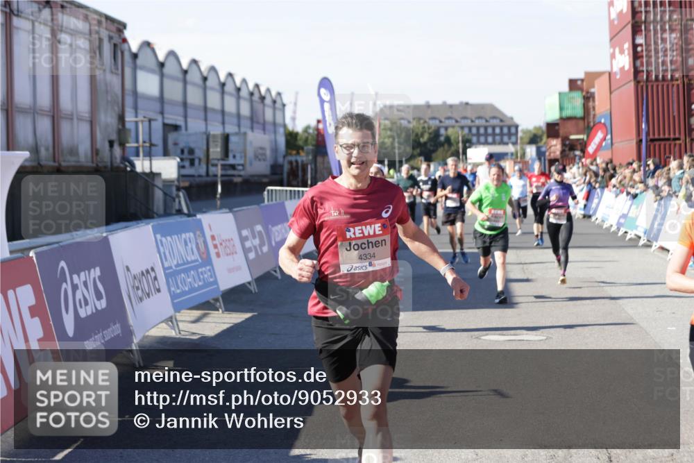 03.10.2025 - Köhlbrandbrückenlauf Jannik Wohlers http://msf.ph/oto/9052933 03.10.2025 13:09:17 Ziel 4334, 4351, 4377, 4486, 4681, 4901, 5061, 5242, 5740, 5953, 6037, 6062, 6349, 6562, 6630, 6661, 6743, 6814, 6816 meine-sportfotos.de