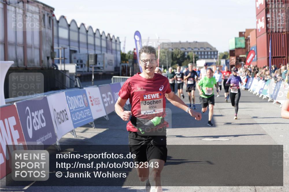 03.10.2025 - Köhlbrandbrückenlauf Jannik Wohlers http://msf.ph/oto/9052943 03.10.2025 13:09:17 Ziel 4334, 4351, 4377, 4486, 4681, 4901, 5061, 5242, 5740, 5953, 6037, 6062, 6349, 6562, 6630, 6661, 6743, 6814, 6816 meine-sportfotos.de