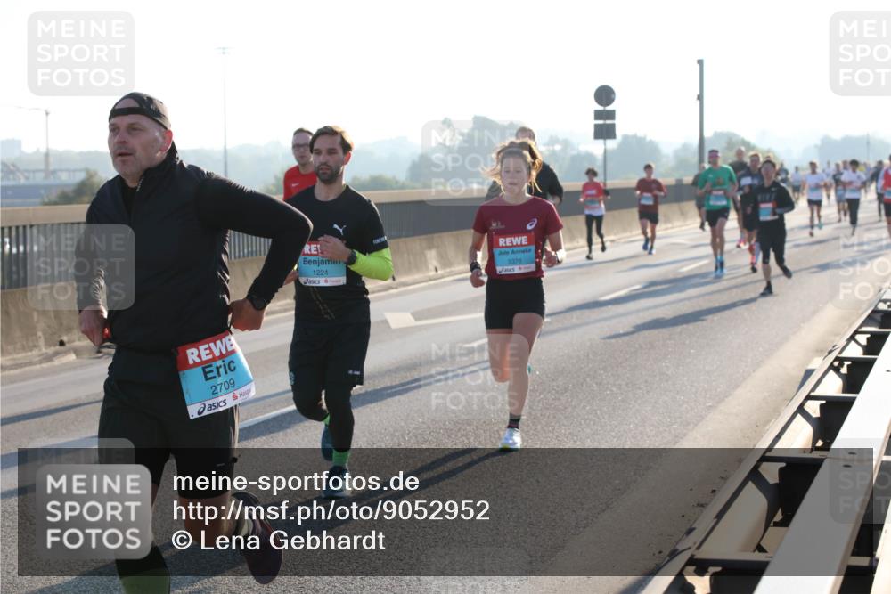 03.10.2025 - Köhlbrandbrückenlauf Lena Gebhardt http://msf.ph/oto/9052952 03.10.2025 09:15:34 Position 1 2709, 1224, 3376 meine-sportfotos.de