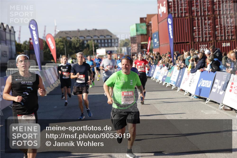 03.10.2025 - Köhlbrandbrückenlauf Jannik Wohlers http://msf.ph/oto/9053019 03.10.2025 13:09:19 Ziel 4129, 4134, 4334, 4351, 4377, 4486, 4681, 4901, 5061, 5242, 5352, 5740, 6037, 6062, 6349, 6562, 6661, 6743, 6814, 6816 meine-sportfotos.de
