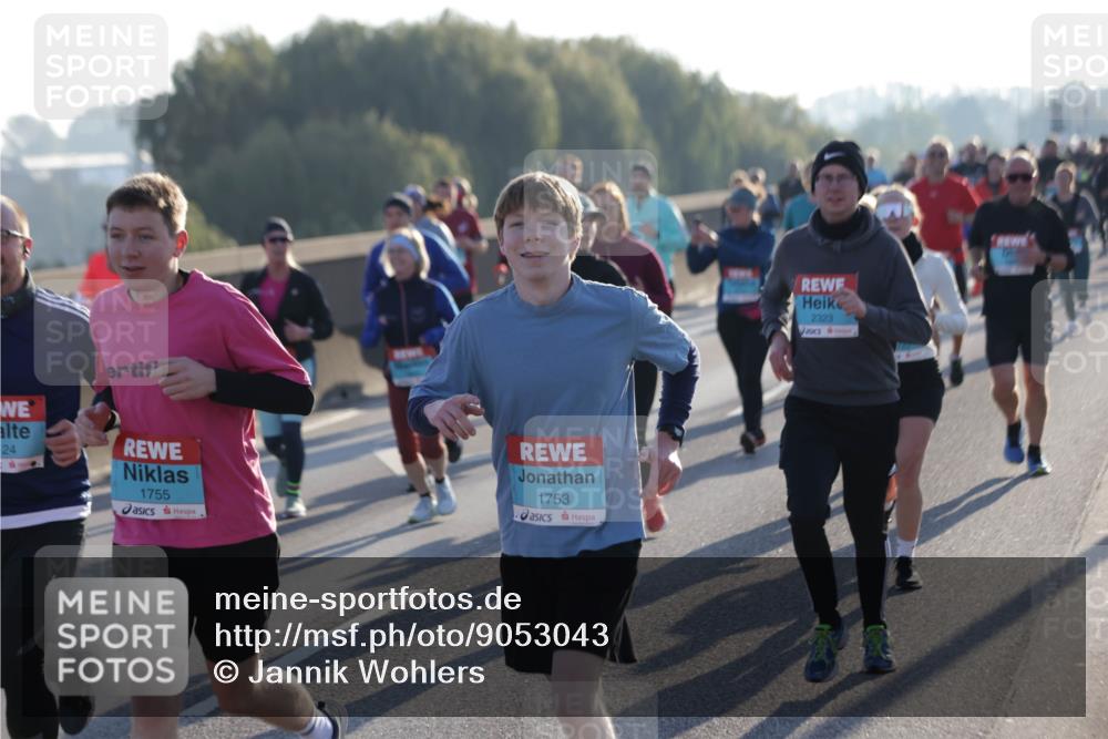 03.10.2025 - Köhlbrandbrückenlauf Jannik Wohlers http://msf.ph/oto/9053043 03.10.2025 09:19:47 Position 3 24, 1755, 1753, 2323 meine-sportfotos.de